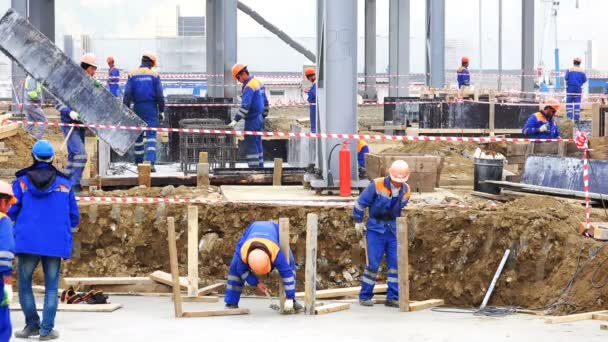 Un equipo de personas que trabajan en las normas de construcción para las excavaciones — Vídeo de stock