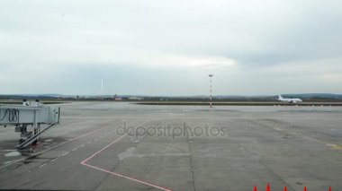 Beyaz yolcu uçağı aerodrome şeridi boyunca hareket ediyor