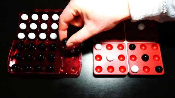 O jogador demonstra uma posição vencedora no jogo de tabuleiro Pentago — Vídeo de Stock