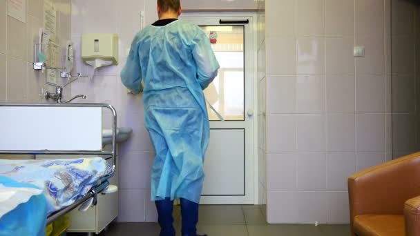 Квалифицированный персонал больницы открывает дверь больничного отделения — стоковое видео