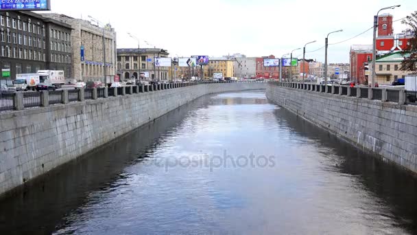 Aterro do Canal Obvodniy no centro da cidade herói de São Petersburgo — Vídeo de Stock