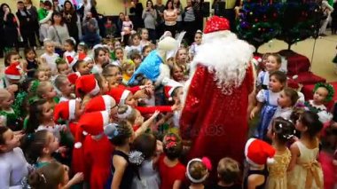 Noel Baba ve kar sporcu çocuklar tarafından çevrili kızlık