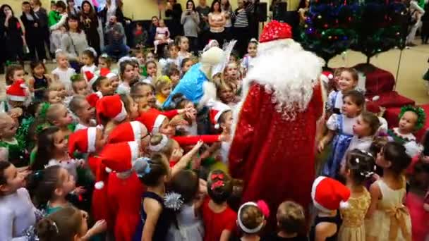 Santa Claus i Snow Maiden w otoczeniu dzieci, sportowców — Wideo stockowe