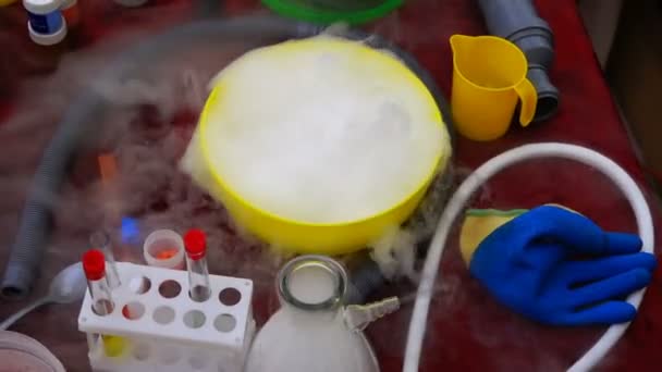 På bordet av kemiska laboratoriet flygs de kolvar och provrör från experiment — Stockvideo