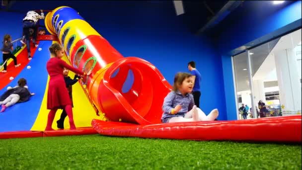 Zabawa i połacie dzieci wysoki wzgórze w kompleksie atrakcji — Wideo stockowe