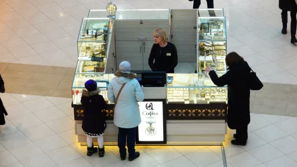 O vendedor serve os compradores de bijuterias no balcão de exibição — Vídeo de Stock