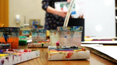 Sanat okulu öğretmeni bir çizim ders yürütmektedir