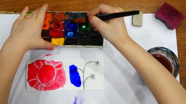 Bovenaanzicht van het schilderij in blauw aquarel kunstenaars — Stockvideo