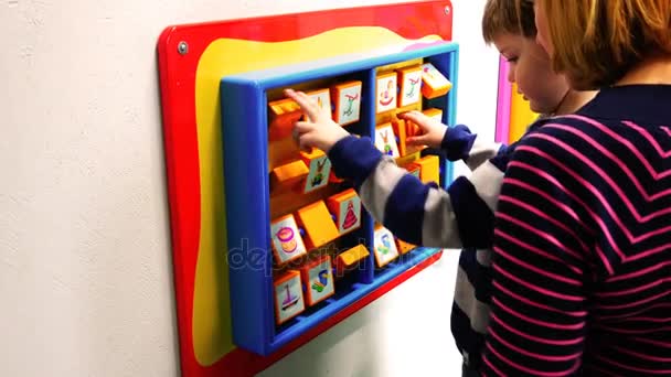 Mãe e filho jogar cubos e adivinhar desenhos — Vídeo de Stock