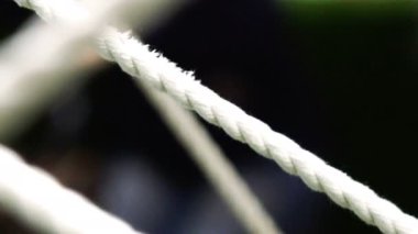 Bir siyah arka plan bulanık üzerinde beyaz kalın ip ip gerilmiş
