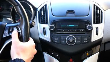 sürücü direksiyonda arabalar Akustik sistem ses düzeyini ayarlar