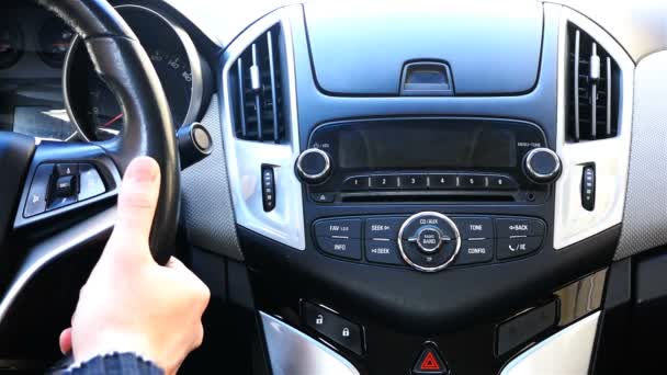 La mano derecha sujeta el volante del coche y gestiona el transporte — Vídeo de stock