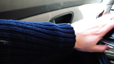el siyah bir bez ile kapının plastik iç astar bezleri
