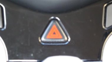 bir motorlu aracın arabada alarm sinyali üçgen düğme