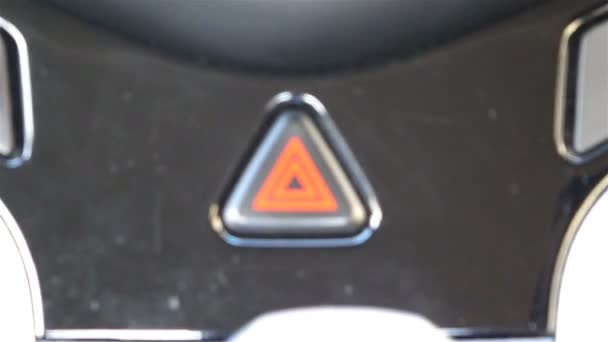 Die dreieckige Taste des Alarmsignals eines Kraftfahrzeugs im Auto — Stockvideo