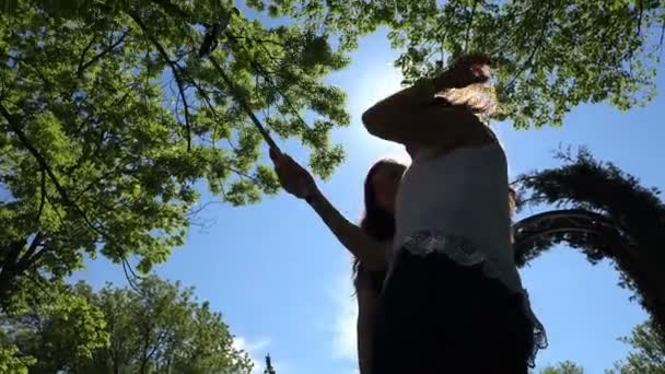 Meninas tirar uma foto em um telefone celular sob o sol — Vídeo de Stock