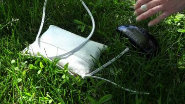 Bir deri çanta gelen güneş gözlüğü eller çıkarmak