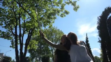 genç kızlar, heyecanla selfi doğada cep telefonu ile çekim yapmak