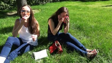 İki seksi kız güzellik makyaj kullanarak yüz on neden