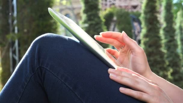 Lavoro in una targa su un ginocchio di donne — Video Stock