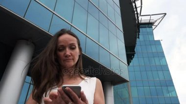 Bir kadınla iş merkezi yakınlarındaki bir telefon