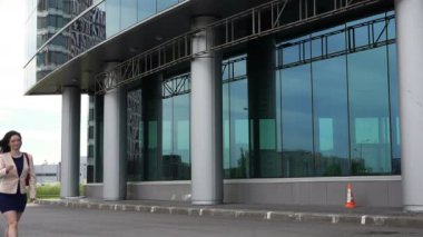 yoldan geçen iş merkezine yakın iş tarzı