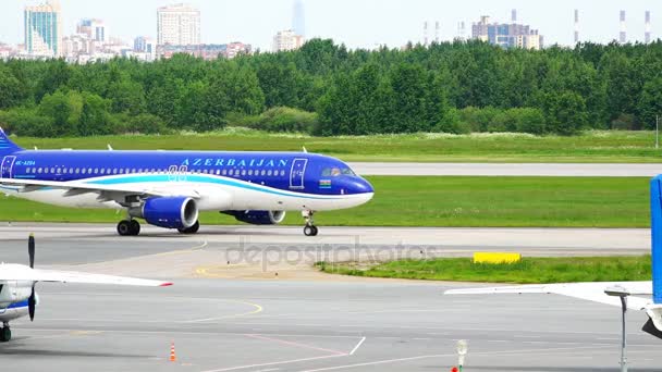 El avión de pasajeros se mueve a lo largo de la pista antes del despegue — Vídeos de Stock