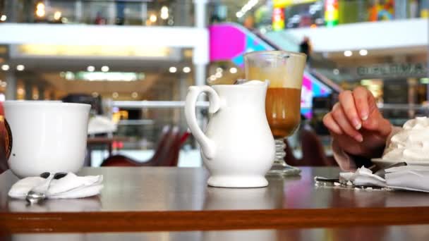 ナプキンの牛乳屋さん、食堂のテーブルでコーヒーとケーキ — ストック動画