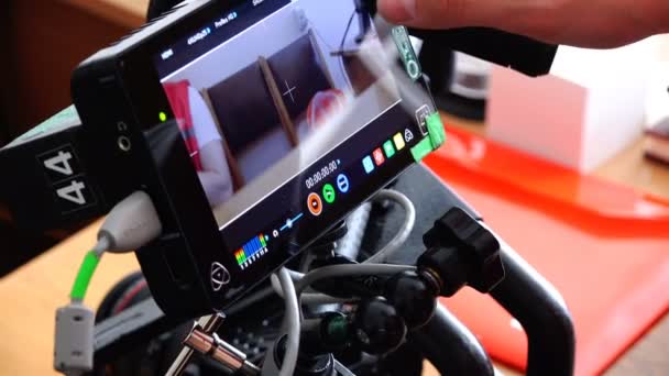 连接和设置为一个专业的数字相机的外接显示器 — 图库视频影像