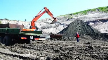 Hidrolik vinç bir kablosu üzerinde bir demir kapsayıcı bir kamyondan çeker.