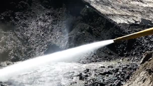 圧力の下で水空気圧消火栓が出てくるし、砂の山をぼかします — ストック動画