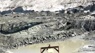 asılı ve ipler çekerek Kaptan Kepçe hammadde içine scooping tarafından çekin