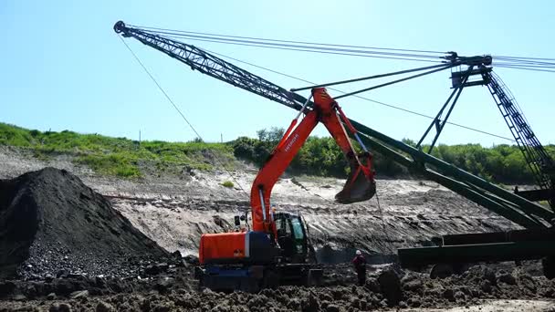 Hydraulische kraan werkt in steengroeve met zand breuk. — Stockvideo