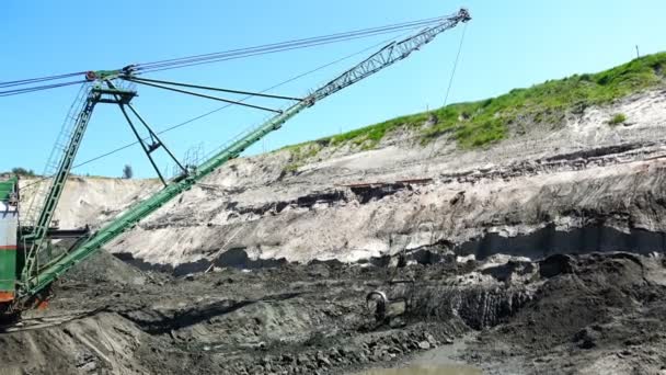 La pelle se déplace le seau sur les cordes le long de la flèche — Video