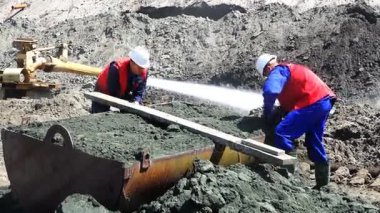 Taş ocağındaki iki işçi hammadde demir yalak yatırım sıralama.