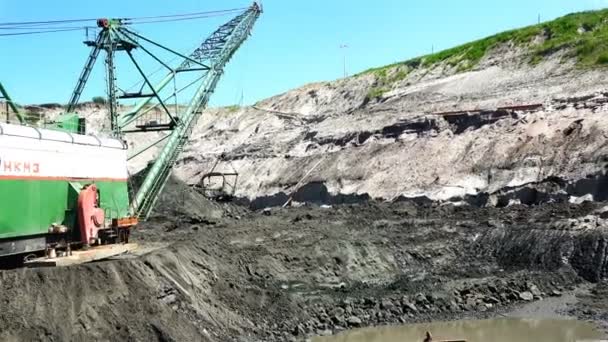 Travaux de technologie minière dragline dans la carrière — Video