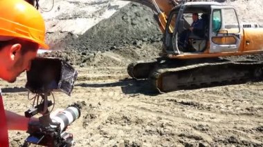 Işleç hareketi hidrolik Ekskavatör taş ocağında kaldırır..
