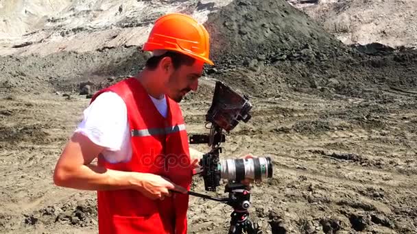 Il cameraman gira il film su una macchina fotografica professionale in forma di lavoro . — Video Stock