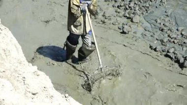 mayın uzmanı mineraller durulama ve mineraller bir ısırgan ile yakalar
