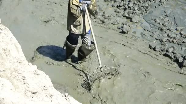 Spezialist auf der Mine spült die Mineralien und fängt sie mit einer Brennnessel — Stockvideo