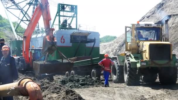 O trabalho de transporte de mineração e profissionais na pedreira . — Vídeo de Stock