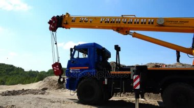 Mobil vinç çalışma konumuna patlama asansörleri ve kanca çeker.