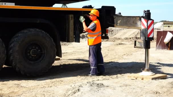 Operator crane bekerja dengan kontrol dan perangkat pada frame pendukung dari derek truk . — Stok Video