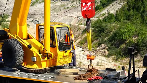 L'opérateur de la grue commence à travailler la grue en ajustant la flèche de levage . — Video