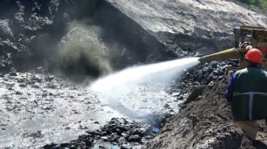 Kil su ile çalışan özel ekipman ile bir kask içinde bulanıklaştırır