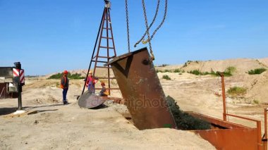 Askılar yüklü konteyner çöz ve içeriği hopper dökümü.