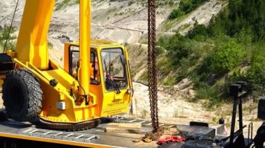 Vinç operatörü zincirinin kargo yedekte hatları yükseltir.