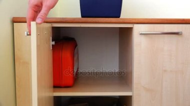 mavi bir kutu içinde araçlar kümesi kutusunun rafa koymak