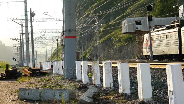 Train de marchandises passe par la montagne — Video