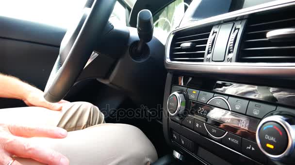 Mão homem ao lado do volante no carro — Vídeo de Stock
